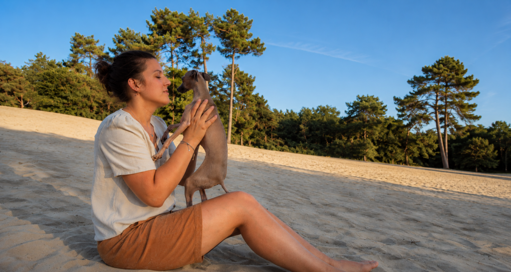 Therapeut met therapiehond in natuur