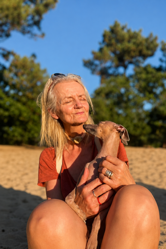 Vrouw met therapiehond in de natuur